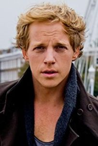 Chris-Geere-Cast-Detective-Pikachu-Film-PokemonTimes-it